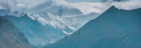Foto de Pintorescas montañas de Alaska en verano. Macizos cubiertos de nieve, glaciares y picos rocosos. Hermoso fondo natural. - Imagen libre de derechos