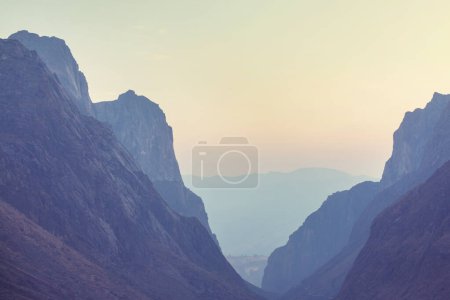 Téléchargez les photos : Silhouette de montagne au lever du soleil en Colombie, Amérique du Sud - en image libre de droit