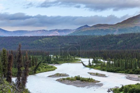 Téléchargez les photos : Beautiful blue river in the mountains in Alaska - en image libre de droit