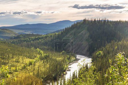 Foto de Beautiful mountains river in summer season, Canada - Imagen libre de derechos