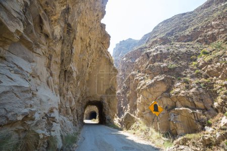 Foto de Túneles en la carretera en el cañón en Perú - Imagen libre de derechos