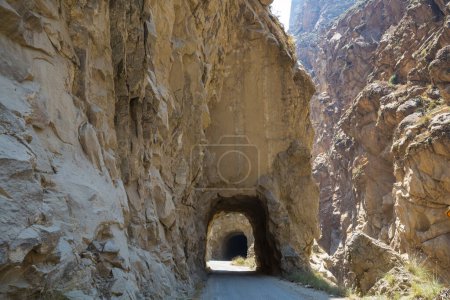 Téléchargez les photos : Tunnels sur la route dans le canyon au Pérou - en image libre de droit