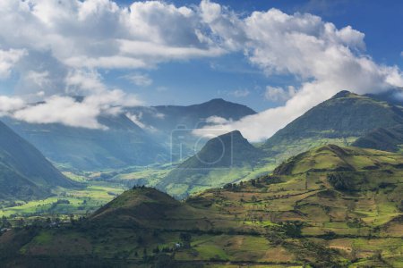 Foto de Hermosos paisajes rurales verdes en las montañas en Ecuador, América del Sur - Imagen libre de derechos