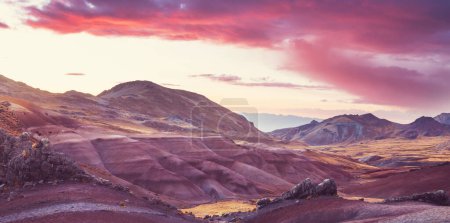 Téléchargez les photos : Beau paysage montagneux dans les Andes (ou les Cordillères du Sud) au Pérou au coucher du soleil incroyable - en image libre de droit