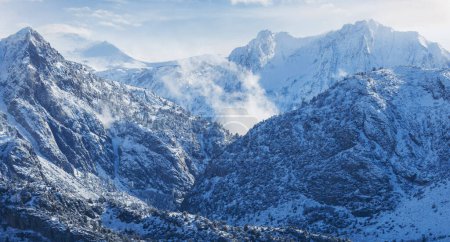 Téléchargez les photos : Vue panoramique de la Sierra Nevada Mountain.Late paysage d'automne. Californie, États-Unis. - en image libre de droit