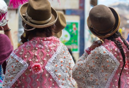 Téléchargez les photos : Population locale en vêtements traditionnels en Pérou, Amérique du Sud - en image libre de droit