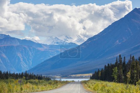 Téléchargez les photos : Route panoramique en Alaska, États-Unis. Nuages de vue dramatique - en image libre de droit