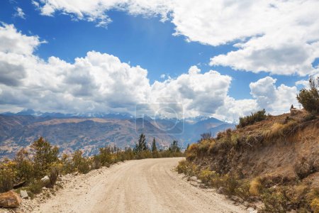 Téléchargez les photos : Route panoramique dans les montagnes de la Cordillère au Pérou. Contexte du voyage. - en image libre de droit