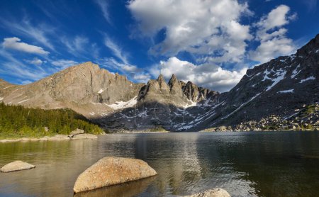 Téléchargez les photos : Beaux paysages de montagne dans Wind River Range dans le Wyoming, États-Unis. Saison estivale. - en image libre de droit
