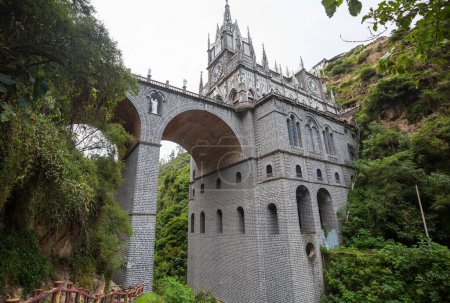 Foto de Santuario Nacional Basílica de Nuestra Señora de Las Lajas sobre el río Guaitara en Colombia, América del Sur. Una de las iglesias más bellas del mundo. - Imagen libre de derechos