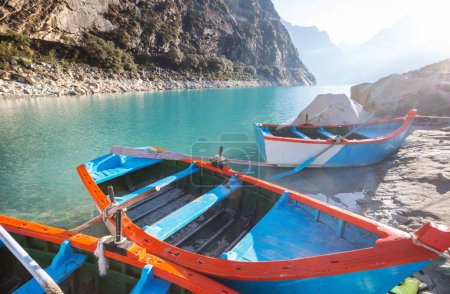 Téléchargez les photos : Bateaux touristiques sur le lac Paron en Cordillère Blanca, Pérou, Amérique du Sud - en image libre de droit
