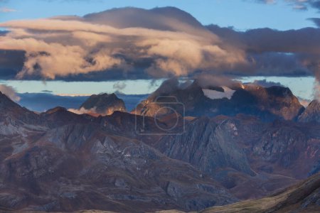 Hermoso paisaje montañoso en los Andes (o las Cordilleras del Sur) en Perú