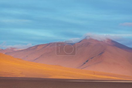 Téléchargez les photos : Le désert épique de Salvador Dali. Paysages naturels inhabituels en Bolivie. - en image libre de droit
