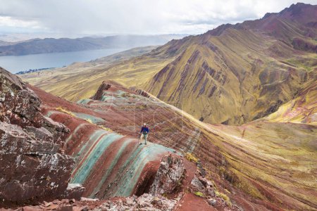 Foto de Senderista en Poncho Pallay, montañas alternativas del arco iris, Perú. - Imagen libre de derechos