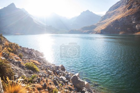 Téléchargez les photos : Beau lac de montagne en Cordillère Blanca, Pérou, Amérique du Sud - en image libre de droit