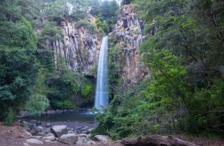Téléchargez les photos : Belle cascade au Chili, Amérique du Sud. - en image libre de droit