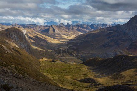 Schöne Berglandschaft in den Anden (oder den südlichen Kordilleren) in Peru