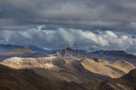 Schöne Berglandschaft in den Anden (oder den südlichen Kordilleren) in Peru