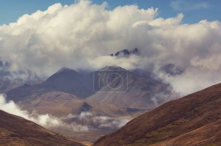 Téléchargez les photos : Foggy montagnes en automne - en image libre de droit