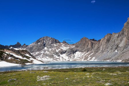 Foto de Hermosos paisajes de montaña en Wind River Range en Wyoming, Estados Unidos. Temporada de verano. - Imagen libre de derechos