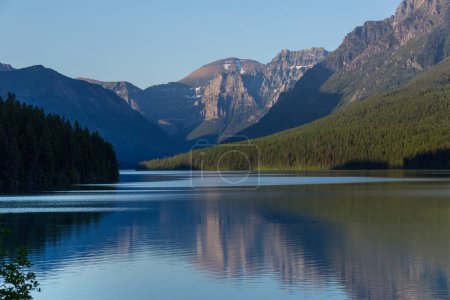 Foto de Hermoso lago Bowman con reflejo de las espectaculares montañas en el Parque Nacional Glaciar, Montana, EE.UU.
. - Imagen libre de derechos