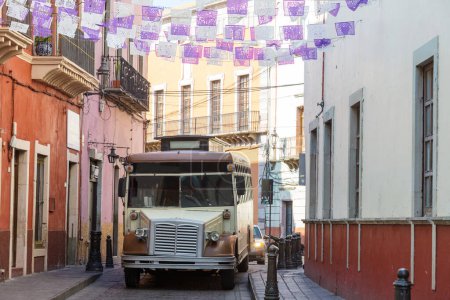 Un autobús en las estrechas calles de una hermosa ciudad Guanajuato en México