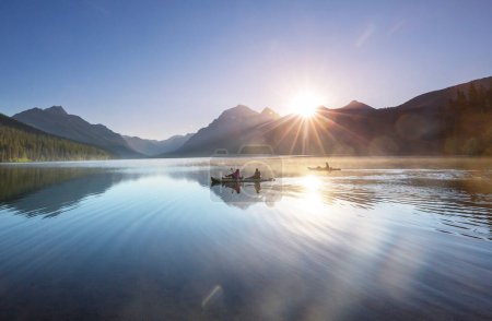 Téléchargez les photos : Canot sur le lac serein du matin dans le parc national des Glaciers, Montana, États-Unis. - en image libre de droit