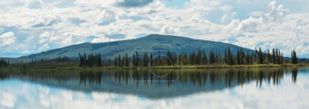 Foto de Escena serena junto al lago de montaña en Canadá - Imagen libre de derechos