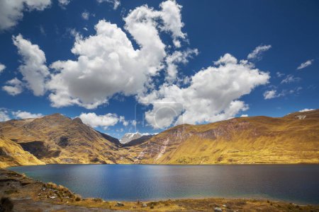Foto de Hermosas montañas lago en Cordillera Blanca, Perú, América del Sur - Imagen libre de derechos