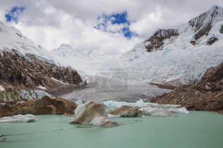 Téléchargez les photos : Icebergs dans le lac dans les hautes montagnes de Cordillère Blanca, Pérou, Amérique du Sud - en image libre de droit