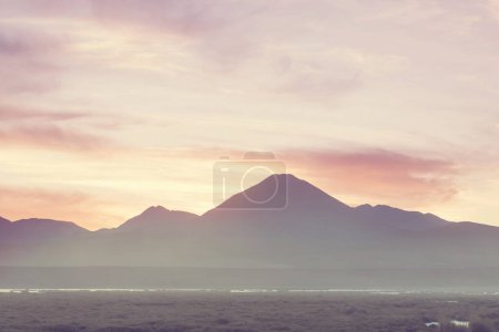 Foto de Fantásticos paisajes escénicos del norte de Chile, desierto de Atacama. Hermosos paisajes naturales inspiradores. - Imagen libre de derechos