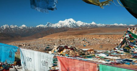 Foto de Banderas de oración en las montañas del Himalaya, Tíbet - Imagen libre de derechos