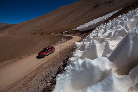 Grande route le long de la formation de neige kalgaspors dans le col d'Agua Negra, Argentine.