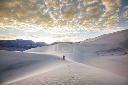 Wanderer zwischen Sanddünen in der Wüste