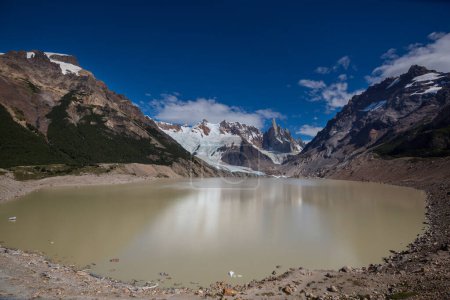 Foto de Famoso hermoso pico Cerro Torre en las montañas Patagonia, Argentina. Hermosos paisajes de montañas en América del Sur. - Imagen libre de derechos