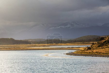 Téléchargez les photos : Fin du monde- beau paysage naturel autour du son Beagle à Ushuaia, Argentine - en image libre de droit