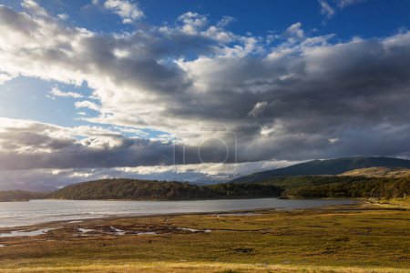 Foto de Fin del mundo- hermoso paisaje natural alrededor del sonido Beagle en Ushuaia, Argentina - Imagen libre de derechos