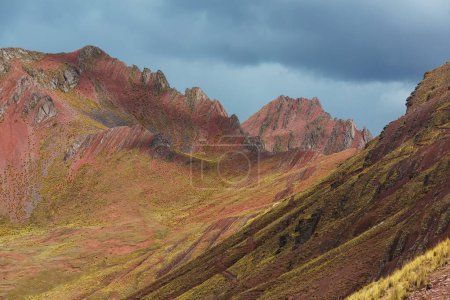 Beau paysage de montagnes au Pérou- Pallay Poncho, montagnes alternatives arc-en-ciel