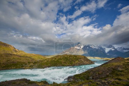 Beaux paysages de montagne dans le parc national Torres Del Paine, Chili. Région de randonnée de renommée mondiale.