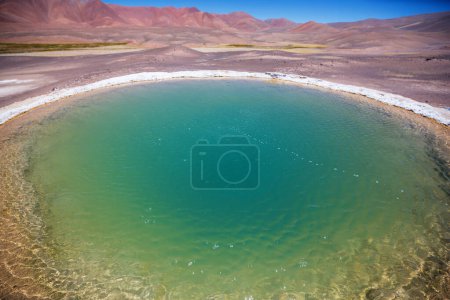 Téléchargez les photos : Lac dans le cratère dans le nord de l'Argentine - en image libre de droit