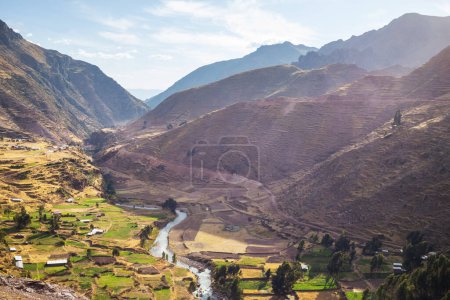 Campos agrícolas en montañas verdes en el Perú, América del Sur