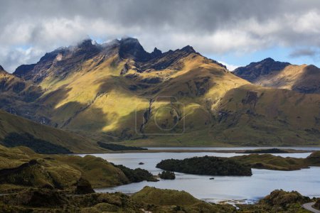 Téléchargez les photos : Beau paysage de montagnes en Équateur, Amérique du Sud - en image libre de droit