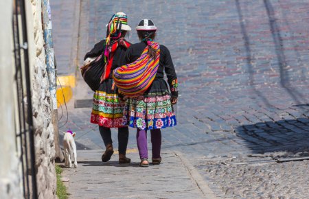 Téléchargez les photos : Population locale en vêtements traditionnels en Pérou, Amérique du Sud - en image libre de droit