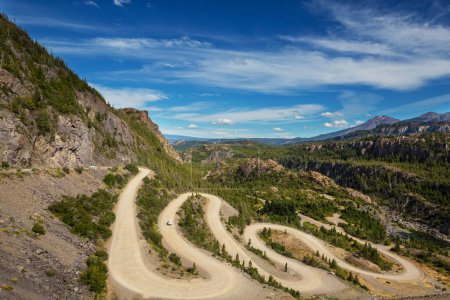 Téléchargez les photos : Route panoramique dans les montagnes. Contexte du voyage. - en image libre de droit