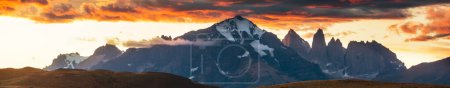 Téléchargez les photos : Beaux paysages de montagne dans le parc national Torres Del Paine, Chili. Région de randonnée de renommée mondiale. - en image libre de droit