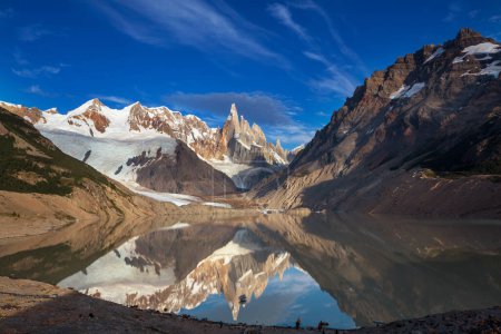 Téléchargez les photos : Célèbre beau pic Cerro Torre dans les montagnes de Patagonie, Argentine. Beaux paysages de montagnes en Amérique du Sud. - en image libre de droit