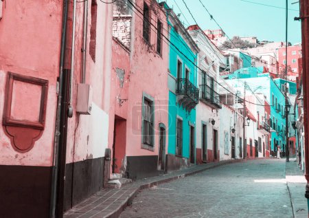 Bunte Häuser im Kolonialstil einer mexikanischen Stadt Guanajuato