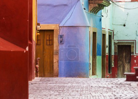 Bunte Häuser im Kolonialstil einer mexikanischen Stadt Guanajuato