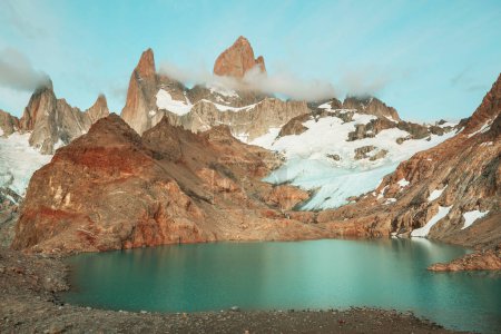 Foto de Famoso Cerro Fitz Roy y Cerro Torre - uno de los picos rocosos más hermosos y difíciles de acentuar en la Patagonia, Argentina - Imagen libre de derechos