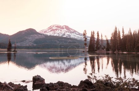 Téléchargez les photos : Serene beau lac dans les montagnes du matin, Oregon, États-Unis. - en image libre de droit